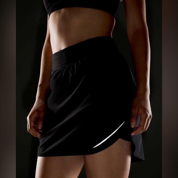 lululemon athletica Dresses & Skirts - Lululemon Black Hotty Hot High-Rise Skirt | Size 6